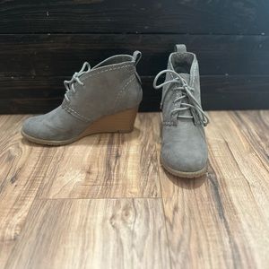 Beautiful shoes. Worn a handful of times